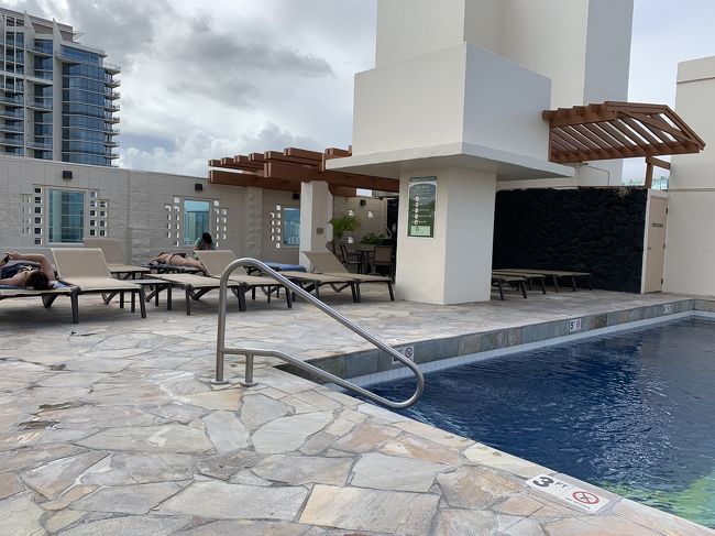 ホテルに戻り、奥様は部屋で休憩するとの事で、私は屋上のプールに来ました。<br />こじんまりしたプールです。