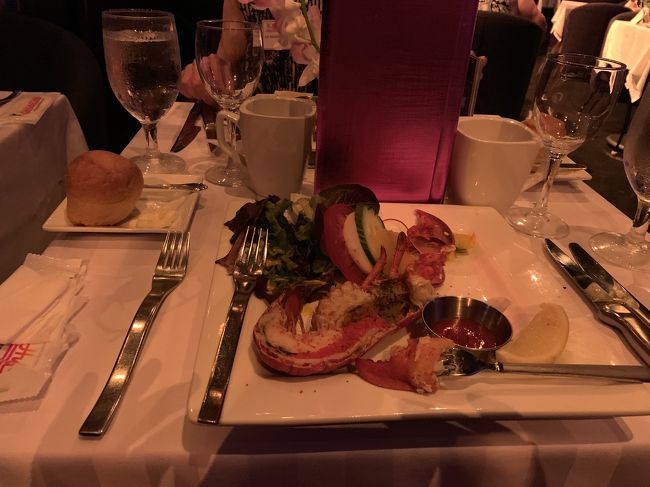 ロブスターが出てきました。係の方が殻から身をはずしてくれます。