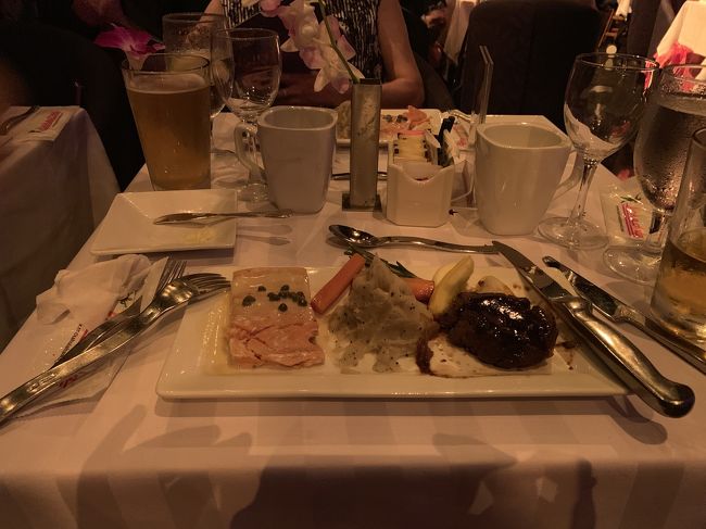 ステーキとマッシュポテトとあと、なんだか忘れました（笑）もいただきました。