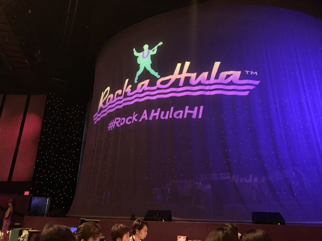 係の方にステージサイドの席に案内されました。