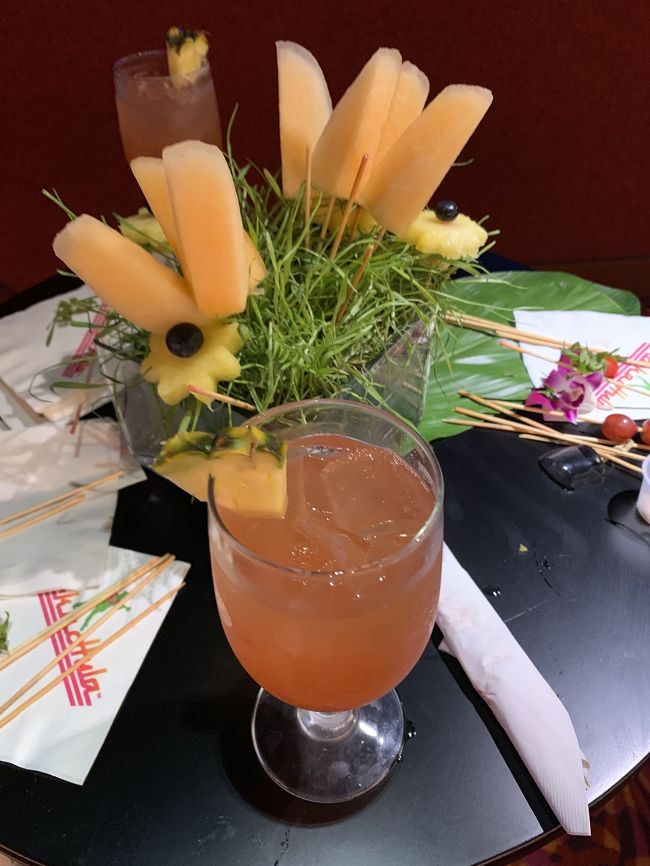 ウエルカムレセプション会場でマイタイ飲みながらフルーツいただきます。少し遅く来たらあまり残ってません(＞＜)