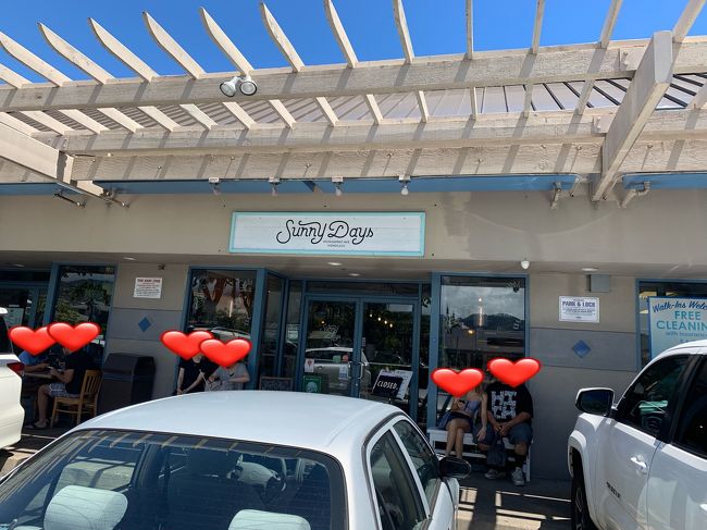 ダイヤモンドヘッドマーケット&amp;グリル前で下車して、数分歩きサニーデイズに到着しました。<br />が、入口にクローズの看板が出ています。<br />よく見ると、日本語で本日分のパンケーキが売り切れたので、閉店しますと表示されている(＞＜)