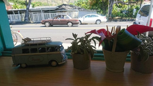 入ってすぐの道路に面した席にしました。