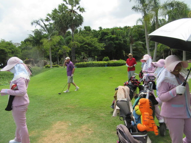 □Rayong Green Valley Country Club...２回目<br />【Woody's Bar：250 Bunker Boys Golf Society】<br />グリー費　　800バーツ/スポーツディ<br />キャディ費　400バーツ<br />キャディTIP 300バーツ<br />送迎車　　　250バーツ<br />競技費　　　220バーツ<br />シングルさん2人とHD14さんとの歩きプレー<br />皆様飛ばすので、つい力みます。<br />1打失敗しても、取り返しが上手い技量。<br />