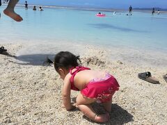 たらふく食べた後は、竹富島のビーチ、コンドイビーチへ。浅瀬なので、子供がいても安心。娘も初ビーチデビュー。