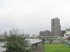 成田空港へは　いつもスカイライナーで行きます　

必ず通るのが　隅田川　
そして　荒川　

水の高さ　かなりあるなあ