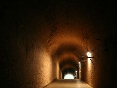 とっても雰囲気のあるトンネルですが、トンネル内部、実際は写真よりだいぶ暗いです。