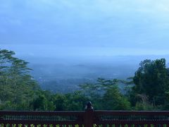 Villa Borobudur のフロントから
ボロブドゥ―ル寺院方面の景色です
私ともう１組しかステイしていなかったので
フロントの撮影もゆっくり独占出来ました☆
興味のある方は、動画をご覧下さいませ