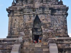 【ムンドゥッ寺院】は、ボロブドゥ―ル寺院から
約３㎞離れた場所に在ります
【ムンドゥッ寺院】【パオン寺院】も同時期に
建立されました
ボロブドゥール寺院・パオン寺院・ムンドゥッ寺院は
ほぼ東西に一直線上に並んでいて、この一帯はシャイレンドラ王朝
（８世紀～９世紀）の特別な聖域であったと考えられています