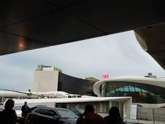 JFKにはジェットブルー航空で到着、ターミナル5の目の前には開業目前のTWAホテルを見ることができました。左側にはホテルのシンボルのコンステレーションも見えてます。