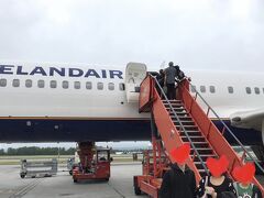 旅の初日と違って、朝のんびりしていたら団体ツアーと朝食の時間が重なり、ゆっくりと食事を取れなかった。でも今日からアイスランド&#128151;
空港ホテルとはいっても少し距離があるため、有料リムジンバスで空港まで移動。今日乗る飛行機はアイスランド航空。機内食のサービスはほぼ無し。何故か次男坊にだけ食事のサービスが付いていた。同じ料金を払ったのにどうして？オスロからは約3時間でアイスランドの玄関口レイキャビークに到着します。
