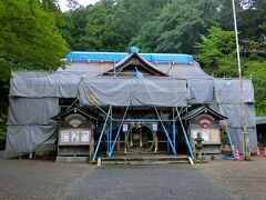 温泉神社。本殿は修復中。茅の輪がまだ残っていた。