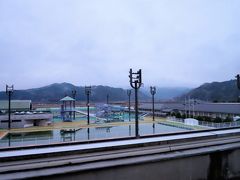 おはようございます。
ただ今の時刻は５時30分です。
小雨が降っていますが、午後には天気が回復するようです。