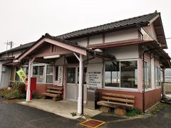 宿から10分ほどで駅に着きました。
駅舎は1930年（昭和５）開業当初のものです。
