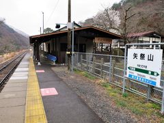 駅舎は2016年（平成28）に改築しました。
無人駅でしかもコインロッカーが無いのでスーツケースを待合室の隅に置いておきます。（盗まないでね～）

駅舎周辺や線路脇は桜並木となっているので春はピンク一色で綺麗なことでしょう。駅舎裏には梅が咲いています。