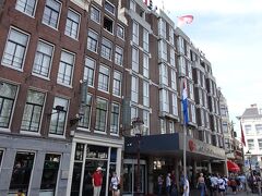 ホテルに荷物を預けましょ・・
NHコレクション　アムステルダム　バビルソンパレスに２泊しました。
17世紀に建てられた建物を改修しています。