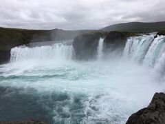 温泉で身体もあったまり、次に向かったのはゴーザフォス。神々の滝と呼ばれるだけあって、豪快に滝壷に落ちる水はずっと眺めていても飽きない。ただ暑い夏なら「涼」が取れるが寒いので、30分も立っていれなかった。