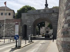 歩いて王宮を目指していると門(Vienna gate)が現れました。
門をくぐると王宮の丘エリアへ。