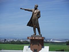 天気が良くてクラーク博士が芝生と青空に映えます。後ろに札幌ドーム。
