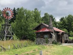 　　　五郎の石の家
　富良野を舞台とした不朽の名作ドラマ「北の国から」のメインロケ地。
かなり昔のドラマなので，知っている人もかなりのご年配になってしまいました。石を積み上げて作った家で，内部も暖炉や五右衛門風呂など，ドラマの時のままになっている。
　お薦め:　家の中の小道具などを見ると，ドラマのいろいろなシーンを思い出します。