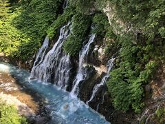 　　　白金　白ひげの滝
　青い池をさらに白金温泉に向かって行くと，岩の割れ目から流れる落差３０ｍの滝。美瑛川にかかる「ブルーリバー橋」から眺めるのがお薦めです。