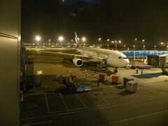 空港に戻って搭乗手続きをします。

殆どの人がオーバーウエイトの追加料金払う荷物が多い人ばかり。中国からドバイを経由してアフリカから雑貨類を取引しに来ている人ばかりな感じで、チェックインに非常に時間がかかりました。

カウンターに3時間前に行ったのに、どうしてラストコールなの？

ドバイまではA330で。

この頃は日本から中東に飛ぶルートは限られていて、関空からのエミレーツが唯一なくらいでした。

そのため夏休み期間中はとにかく席が取れなかったのですが、広州から飛べば余裕で、しかも7万円ほどと、格安で食べることがわかり、今回広州経由を選択したのでした。