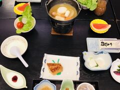 まずは朝ごはん。朝は子供も同じメニューです。