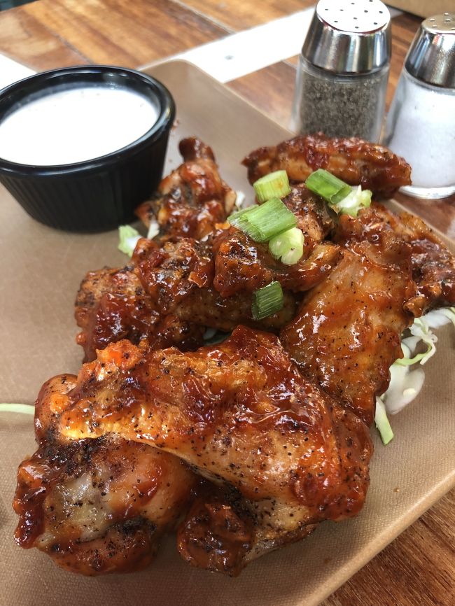 肉も欲しいね、とのことで、名前わからないけどこちらのチキン。<br />手羽先と手羽中がバーベキュー味のソースに絡まってます。普通に美味しかった！<br /><br />当然全部食べれないので、チキンと謎のガーリックはお持ち帰りしました。<br />ピザは完食した！<br /><br />サンプラー一人一個と、料理4皿、ビール2杯か4杯か（記憶なし）で、レシートなくしちゃったけどお会計125ドルくらいでした。