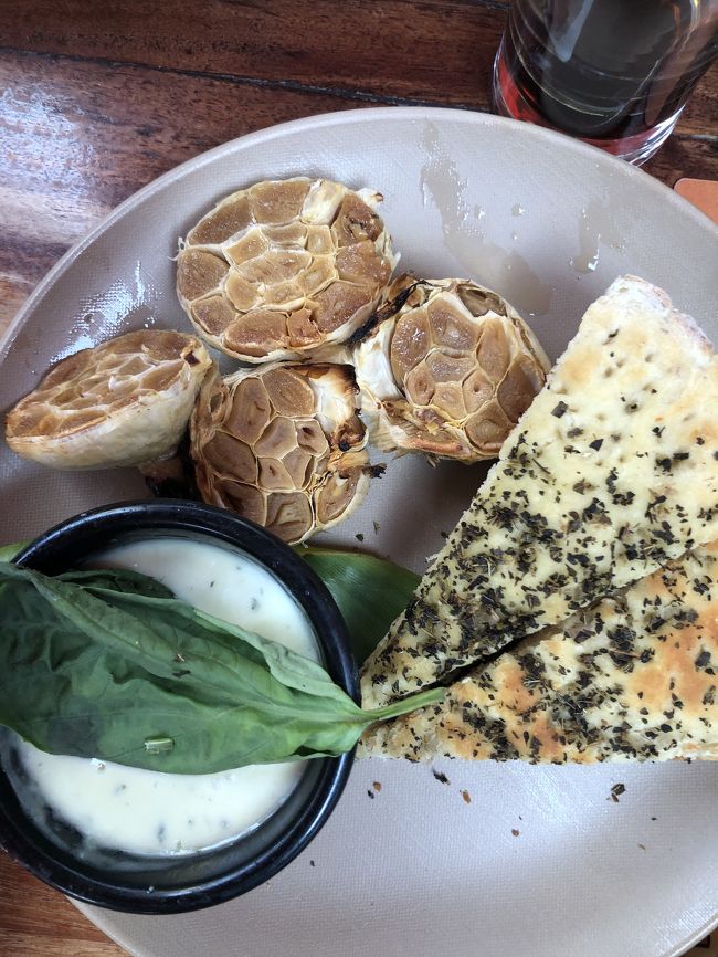 オススメの料理その③<br />ローステッドガーリック。<br />ガーリックかぶりだけど、ガーリック好きだし！と思って注文。<br />美味しいけど、どうやって食べるのが正解なのか分からず…。<br />どうすれば良いの？と言いながら一生懸命食べました。