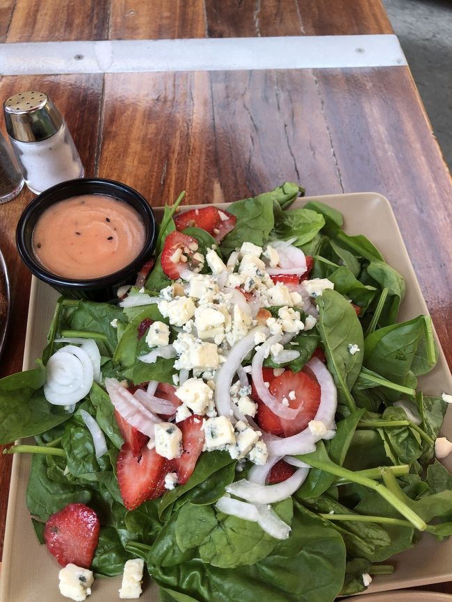 口コミとかで調べてオススメされてた料理その①<br />イチゴとほうれん草のサラダ。<br />見た目が可愛いのでテンション上がりました。<br />しかしすごい量…。<br />二人で食べる量では無い。