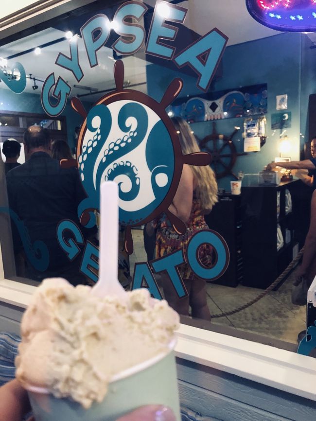 お腹ぱんぱんだけど、暇だしホテル帰ってもやること無いのでジェラート屋さんに寄りました。<br />ジプシージェラート。<br />すごく混んでます。