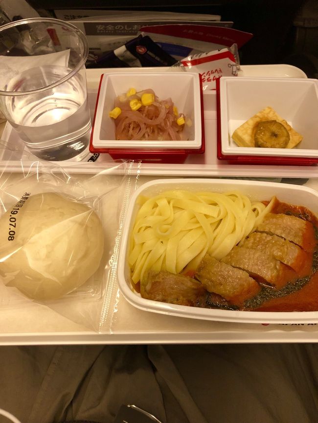 久しぶりに機内食食べてみた！<br />…んー。<br />パンが美味しかった…。<br />なんか…コラボとかやめて普通のにして…朝ごはんの軽食にヨーグルトでも付けて下さいJALさん…。<br /><br />ところでハワイ島行きは飛行機すいてるんじゃないかなと思ってたけど、普通に満席でした。