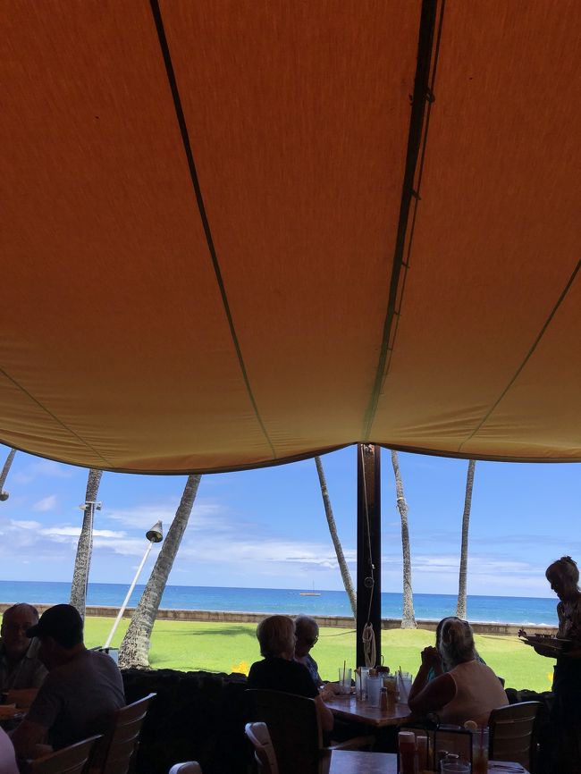 店内はほぼ屋外で、海が見えて眺めがとても良いです。