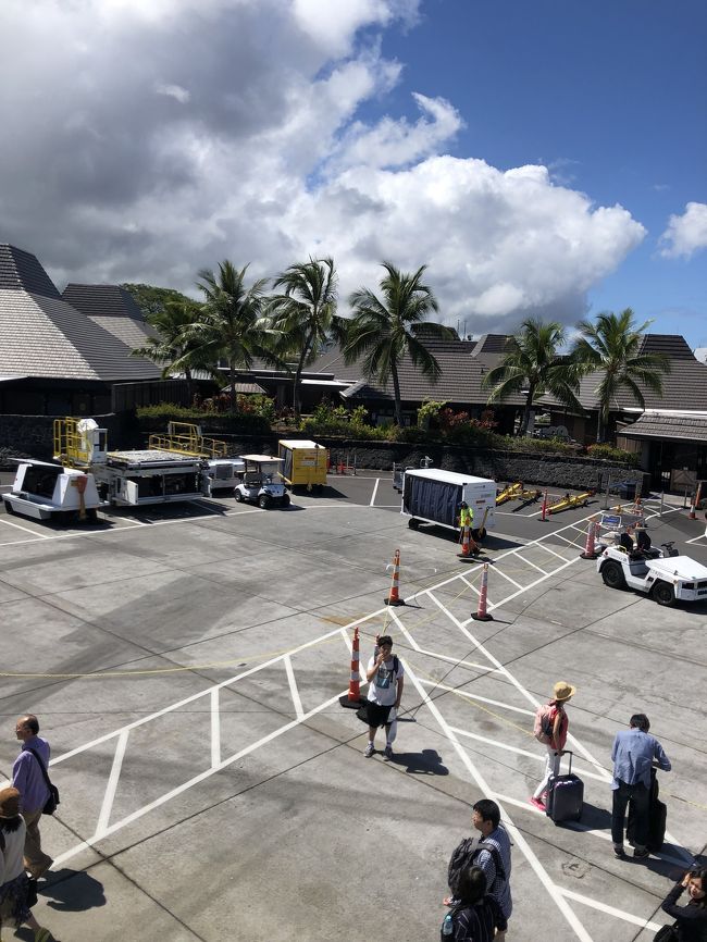 タラップで降りるの初めてかも！<br />なんかもうこれだけで楽しい！<br /><br />みんな乗ってきた飛行機と一緒にたくさん写真撮ってました。<br />こんな写真なかなか撮れないからすごく楽しかった！