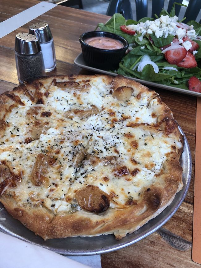 オススメ料理②<br />ガーリックのピザ。<br />これすっごい美味しかった！<br />一人一枚食べたいくらい！