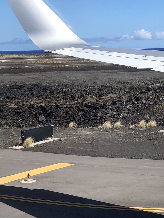 到着！<br />滑走路のよこがもうこんな溶岩！