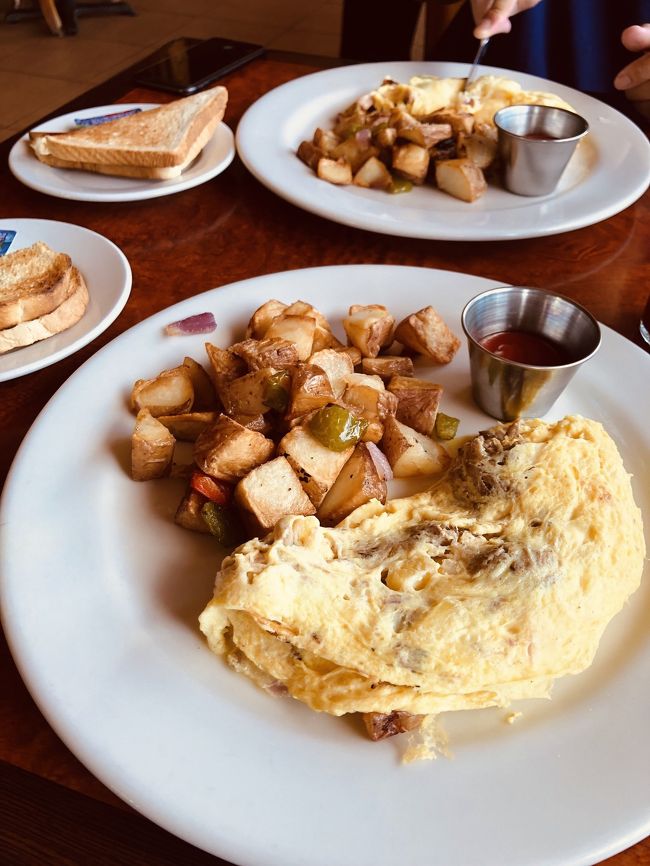 味は普通です。<br />このオムレツ2つとコーヒー2つで41ドル。<br />日本てほんとに物価安いんだなと実感…。<br /><br />後ほどツアーのガイドさんがここの店の前を通りかかった時に（我々が朝ご飯をここで食べたのを知らずに）、このお店はクラムチャウダー”だけ”は美味しいです、とディスられて苦笑い。<br /><br />この後暇なのでスーパーとか行きましたが、特に買うものも無く…。<br />歩いてホテルまで戻りました。