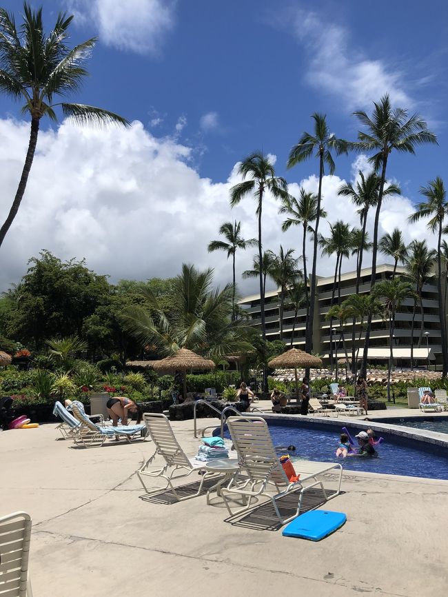 ホテルのプール。<br />ほんとにちっちゃいです。<br />椅子もあんまり無い。<br /><br />ところでカイルアコナに滞在するとなると、大抵ホテルはここのロイヤルコナかキングカメハメハの二択だと思うんですけど、絶対にオススメはキンカメの方です！値段も変わらないし！<br />キンカメのプールとロビー見学させてもらったんだけど、とにかくちゃんとメンテナンスされてて綺麗でした。ビーチチェアもいっぱいあって、新しくて綺麗そうでした。小さいけどビーチもあるし！<br />そしてスーパーとかお店がとにかく近い。<br />ロイヤルコナは立地も厳しいし、ホテルのメンテナンスがあんまりされてなくてほったらかしの感じでしたね…。特にプール周りが。