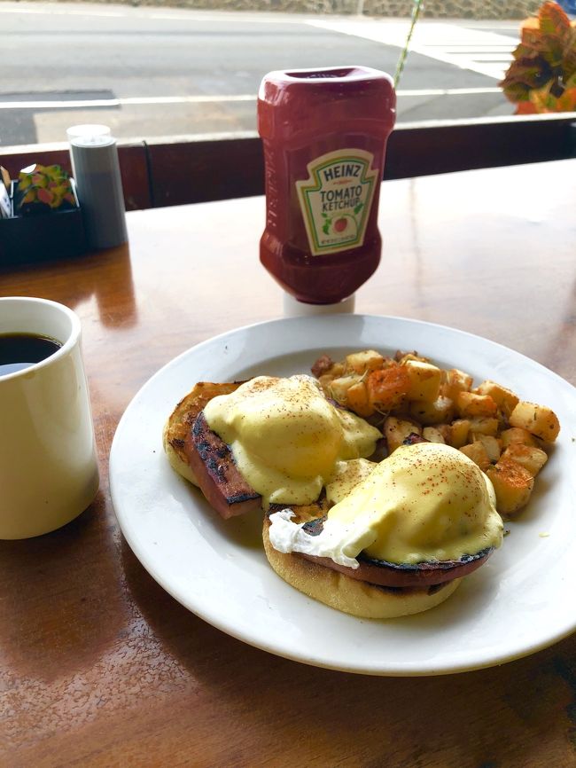 こちらのエッグベネディクトを半分こ。<br /><br />やっぱりご飯とか、オアフ島は色々と洗練されてるんだなと実感しました。<br />ハワイ島は本当に、自然を楽しむための場所ですね！