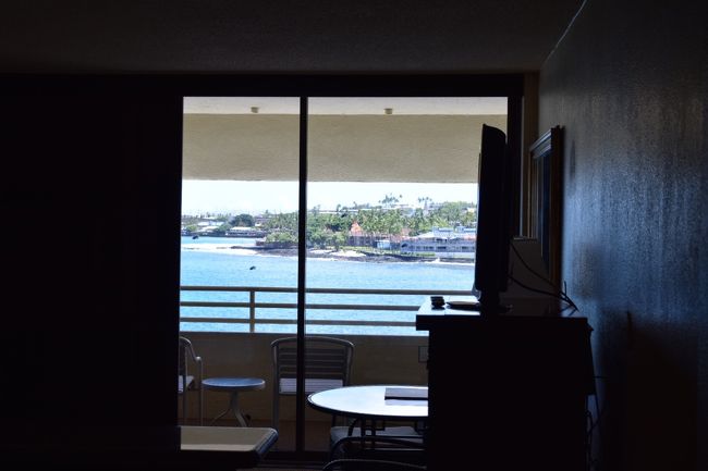 オアフ島では考えられないくらい、部屋から海が丸見え！これで一泊2万ちょいなんだから、すごい！<br /><br />でもねぇ、失敗しました。<br />ハワイ島の勝手がわからなすぎてね…。<br />ガイドブックなんかで、カイルアコナの街はヒロに次いで大きな街とか書かれてたんで、てっきりハレイワの街くらいの規模で考えてたんですよね…。全然違いました。<br />ハワイ島初めてだし、滞在2泊のうち一日はツアーでいないから、街の近くのホテルがいいと思ったんです。<br />でもこの街、ほとんどご飯屋さんくらいしかありません。カフェもあんまりない。<br />お土産屋さんも、ほんとに昔の熱海とかの海辺にあるような雰囲気の…。オシャレ雑貨屋さんとかは無いんですよ。<br />だからわざわざここに滞在する意味なかったな…って。しかもビーチもないから、ほんとに時間が余りました。<br />ヒルトンとか、せめてシェラトンにすれば良かったな。
