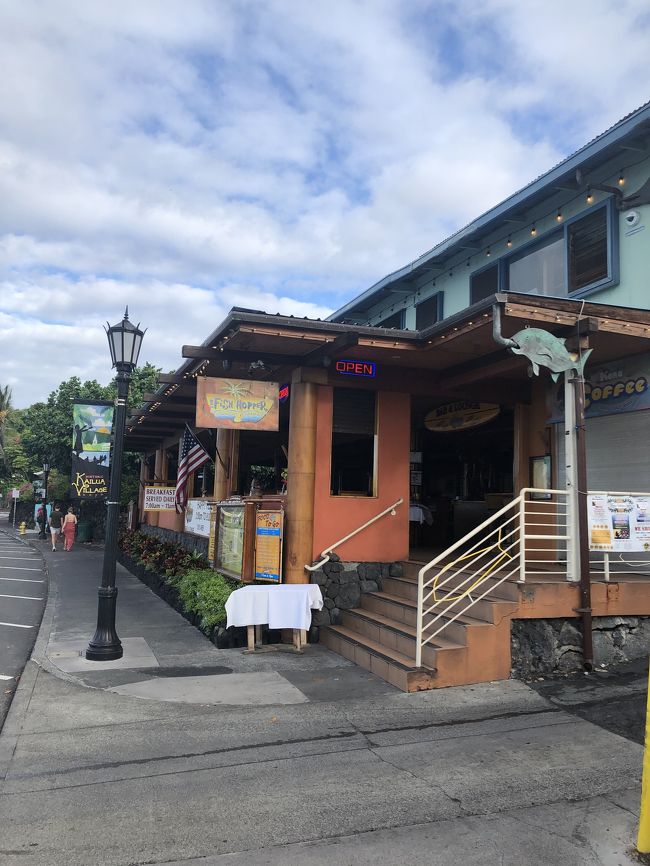 翌朝。<br />ツアーのピックアップが12時なので、それまでまた暇…。<br />とりあえず街を散歩して、適当に目に付いたこちらで朝食を。