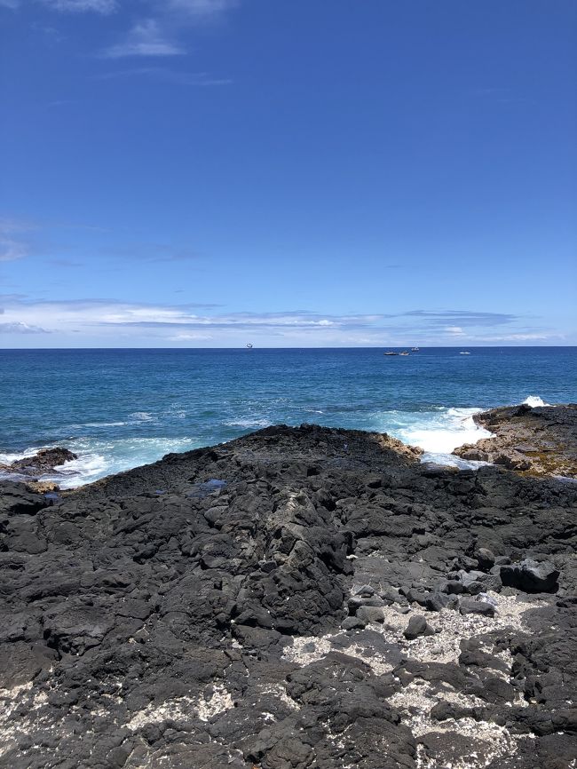 プールのすぐ前はビーチじゃなくて、こういう岩場。<br />まぁ、これはこれでハワイ島っぽくていいね！