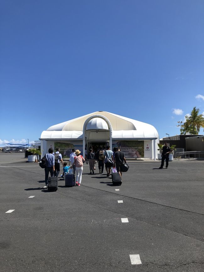 このちっこい仮設テントみたいなとこで入国審査とか荷物の受け取りとか全部やります。<br />荷物受け取った後、なぜかもう一度荷物検査があるんですけど、その機会が1つしか動いてなくてめちゃくちゃ並びました。<br /><br />1時間くらいかかってようやく解放！<br />空港からホテルまでは、ハワイ島の勝手がよくわからないのでロバーツのシャトルバスを予約しました。<br />うちを入れて6組くらいだったかな？<br />みんな同じ便なので、そんなに待つことなくすぐ出発できます。