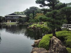 入園すると広々とした池を巡る池泉回遊式の手入れの行き届いた日本庭園だった。