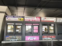 ドーハからびゅ～んっとローマに到着！！

東京～ドーハ間が11時間、ドーハ～ローマ間が6時間で結構な長旅だったけど、夜便だったのでドーハまではずっと寝て過ごし、ドーハからは座席のモニターでできるパズルゲーム「2048」にはまってしまい、気付いたらローマに着いてた！！
珍しく全然苦痛じゃなかったよ。

さて、到着した空港ではイミグレは自動化されていてスイスイ♪
あとは市内への移動。
ホテルがテルミニ駅近くなので、電車かバスでの移動になるのだけど、倹約家ゆみず夫婦は迷うことなくバスを選択。
電車では一人14ユーロかかるところ、このカウンターでチケット購入すれば、バスだと6ユーロで移動できるのよ。