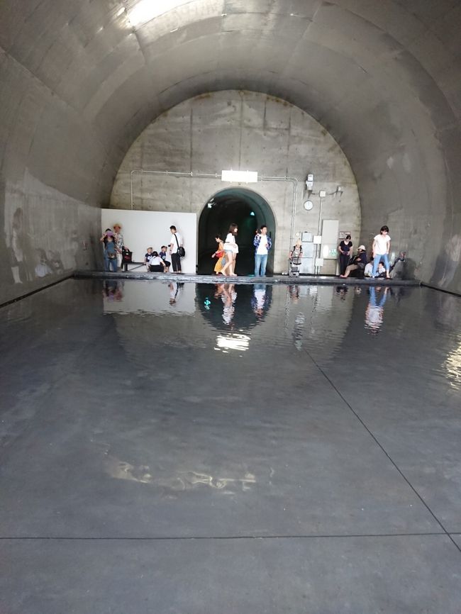 これはパノラマステーションの渓谷側から撮った写真です。両脇に椅子があるので、座って足を拭いたり靴を履いたり出来ました。<br /><br />トンネルは往復1500m、ゆっくり見て回って45分でした。小さなお子さんや年配の方も多く来ていました。<br /><br />ドキドキの初投稿です。＊終わり＊<br /><br />