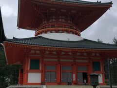 金剛峯寺から少し行ったところに根本大塔があります。

どのくらい離れているかわからず、車で行ってしまいましたが、近くでした。

多宝塔としては、日本最初のものだそうです。