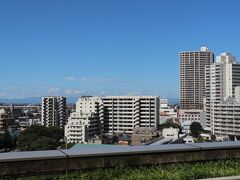 翌朝、7時45分起床。
部屋前の廊下より富士山の頭を望む。