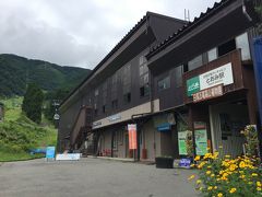 岩岳スキー場の百合園に行ってみようかと思っていたら、まさかの閉園。
お客さん少なかったのかな。
ということで手前の白馬五竜スキー場へ。以前春に来たときはまだ山の上は雪のゲレンデでしたが、真夏には高山植物園になってます。