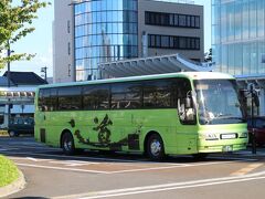 帰路は、やはり空路を選択、小松空港へ向かいます。
福井駅～小松空港間は京福バスが航空便に接続して運行中。バス料金は改定されて1400円、ちょっと高いが・・・北陸道走行区間が長く、風景も楽しめるので仕方ないか・・・
利用したバスはラッピング車両でした。